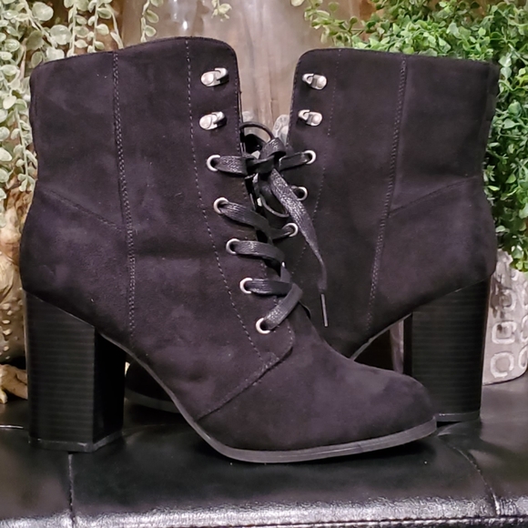Shoes - Womens sz 9 black suede booties